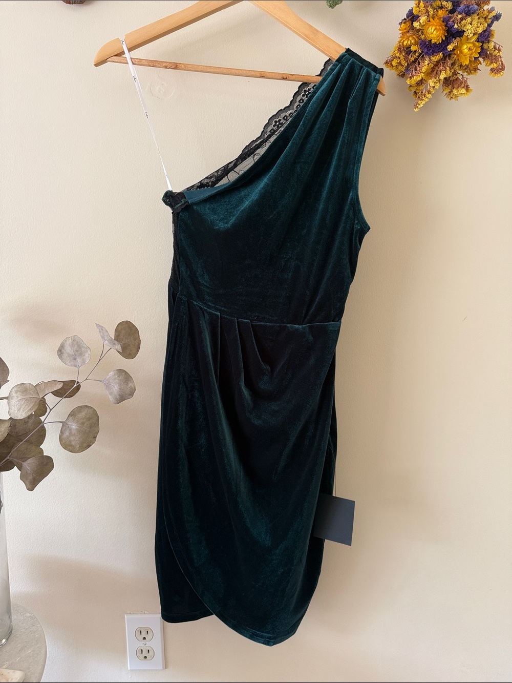 Lulu’s All the Luxe One-Shoulder Velvet Cocktail Dress in Deep Green NWT Small